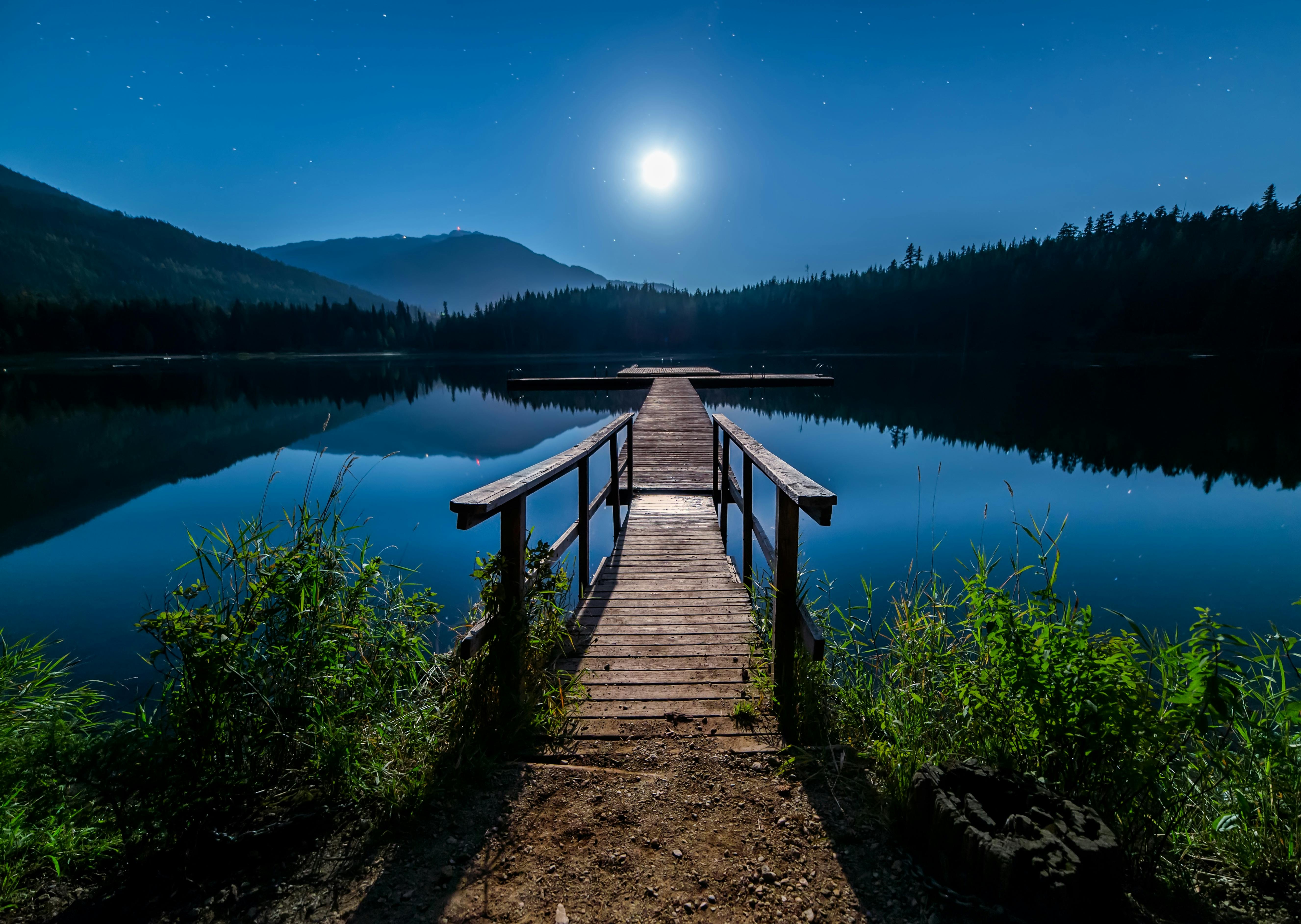 Chemin vers la lumière au milieu du lac