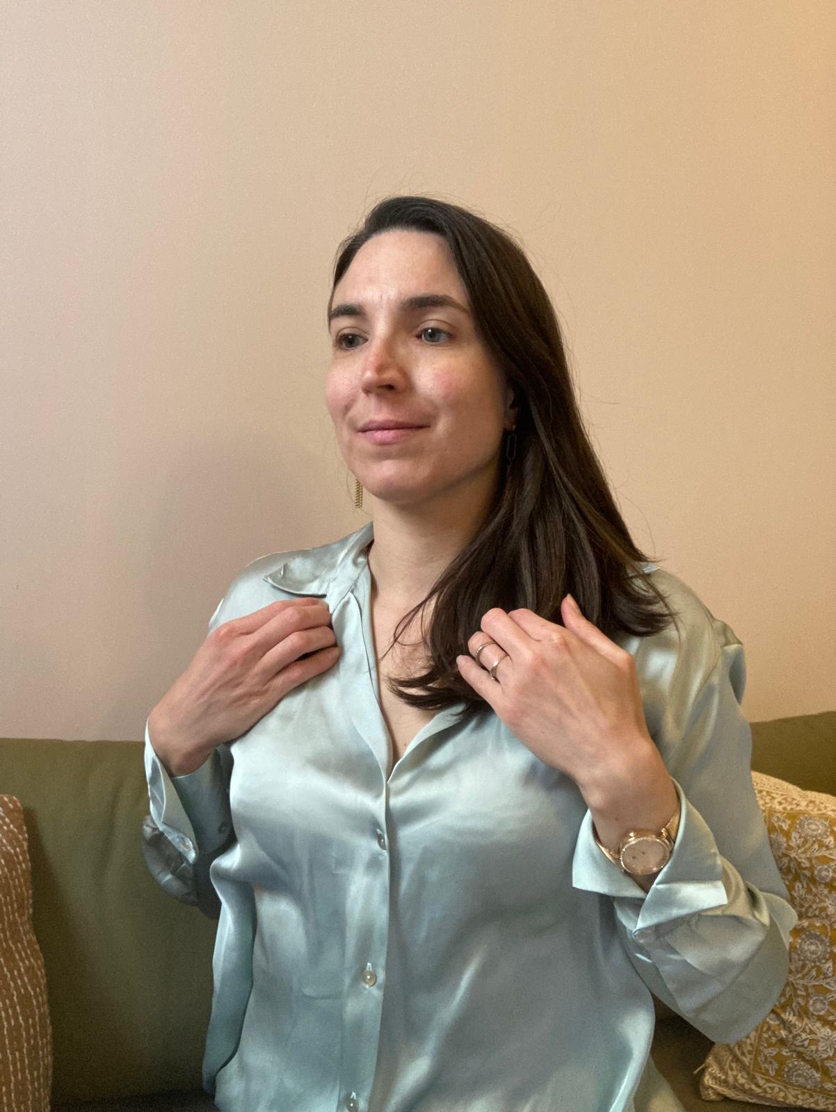 Jeanne en train de pratiquer l'EFT (point sous clavicule)